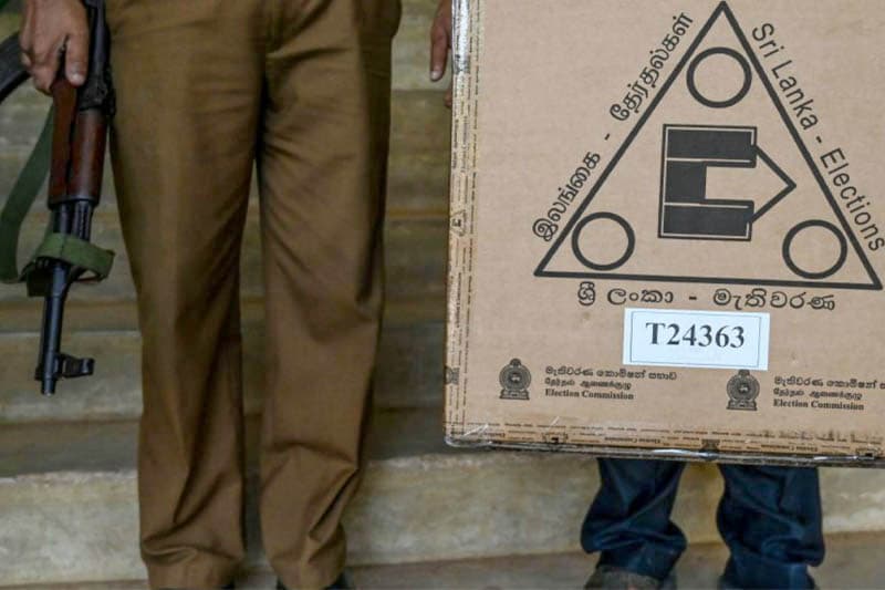 ජනාධිපති අපේක්ෂකයන්ට උපන් ඇඳුමෙන් කඩේ යන්න රාජ්‍ය නිලධාරීන්ට පුළුවන් ද? – (සුනිල් කන්නන්ගර)