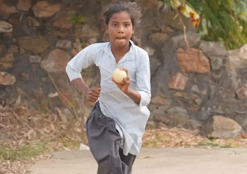 සචින් තෙන්ඩුල්කාර් මේ දැරිය ඉන්ටර්නෙට් ඔස්සේ ක්‍රිකට් තරුවක් කළේ කෙසේ ද?