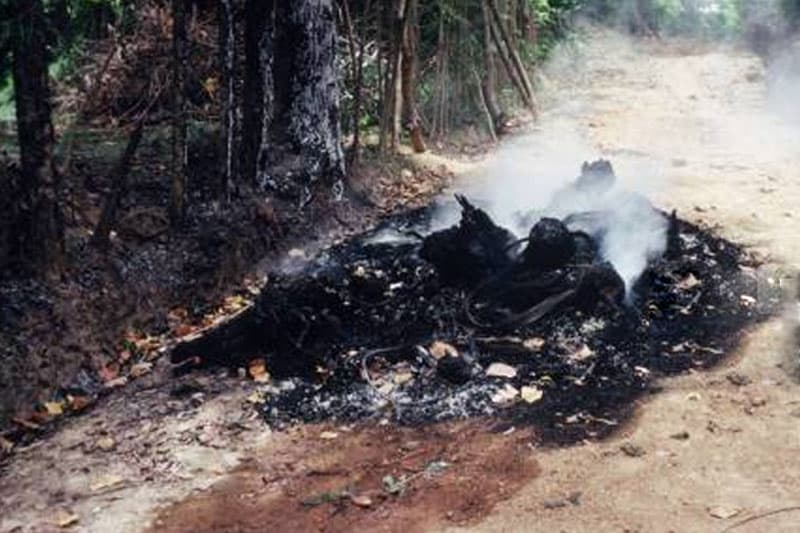 1988-89 භීෂණ සමයේ ටයර් සෑයක් මත දැවී ගිය තරුණයකු ගැන අමුතු කතාවක්