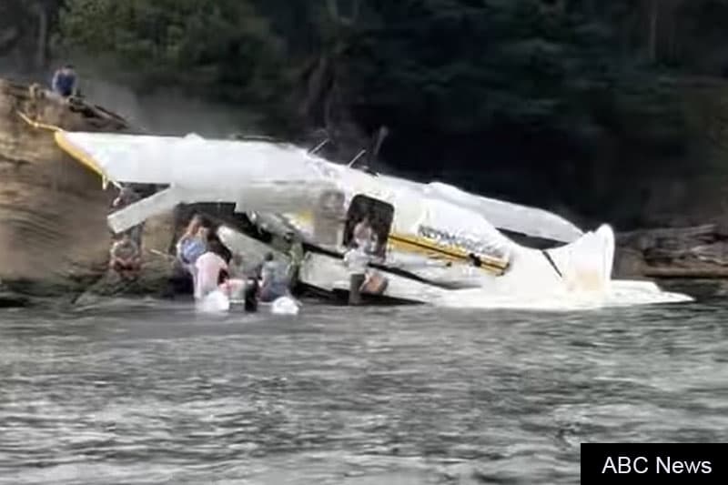 එක්සත් ජනපදයේ ජල ගුවන් යානයක් අනතුරට: පිරිසම බේරාගනී!