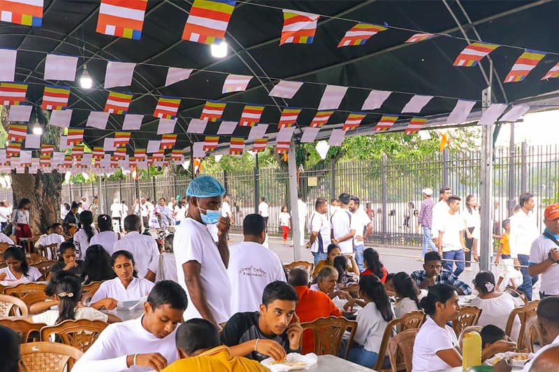 වෙසක් සමයේ පන්සල අබිබවා දන්සල ඉස්මතු වන්නේ ඇයි? | ආචාර්ය ප්‍රණීත් අභයසුන්දර