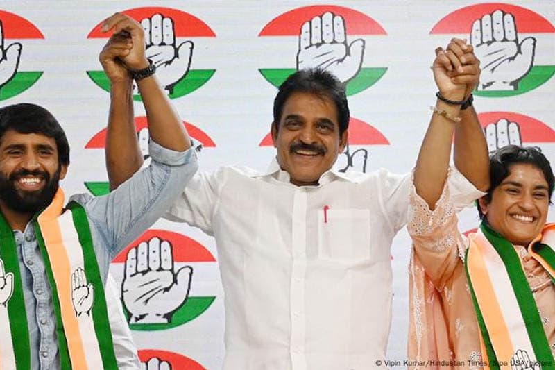ඉන්දියානු ඔලිම්පික් මල්ලව පොර ක්‍රීඩක, ක්‍රීඩිකා දෙපළක් දේශපාලන පොර පිටියට
