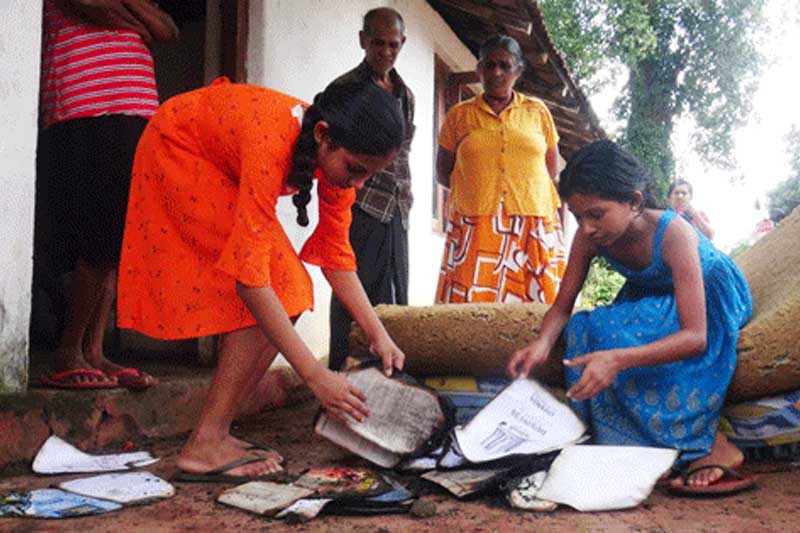 ඡංගම දුරකතනයක් කළ හදියක් ! - උසස් පෙළට සූදානම් වූ සිසුවියකගේ නිවස ගිනි ගනී !!