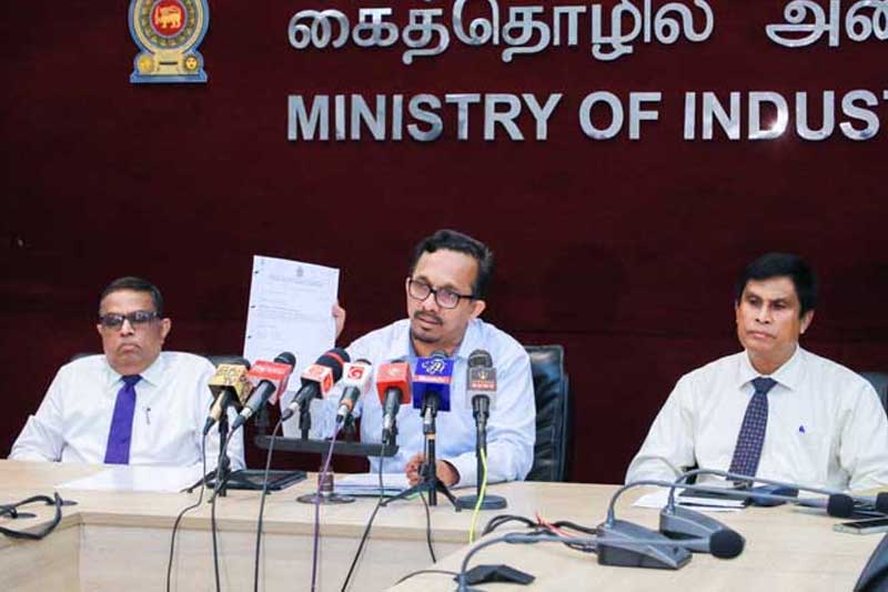 බර ඛනිජ කැණීම් බලපත්‍ර නිකුත් කිරීම තාවකාලිකව අත්හිටුවයි
