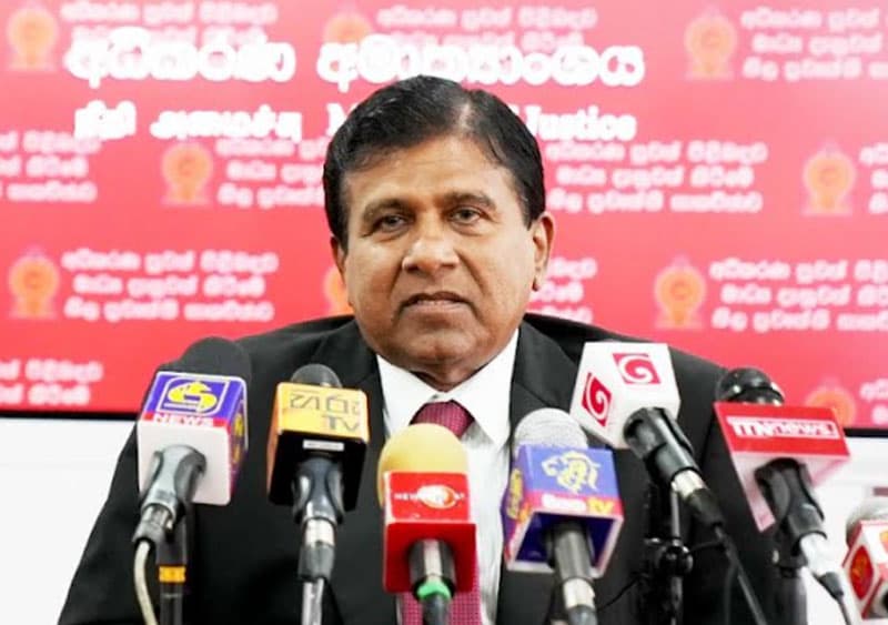 වෙන් වෙන්ව වෙඩි කෑමෙන් බේරීමට නම් .. -(උපාලි ගජනායක)