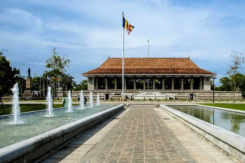 නිදහස් චතුරශ්‍රයේ බෞද්ධ කොඩිය යළි එසවුනේ විමල්ගේ ගැහිල්ලෙන් පස්සේ ද ?