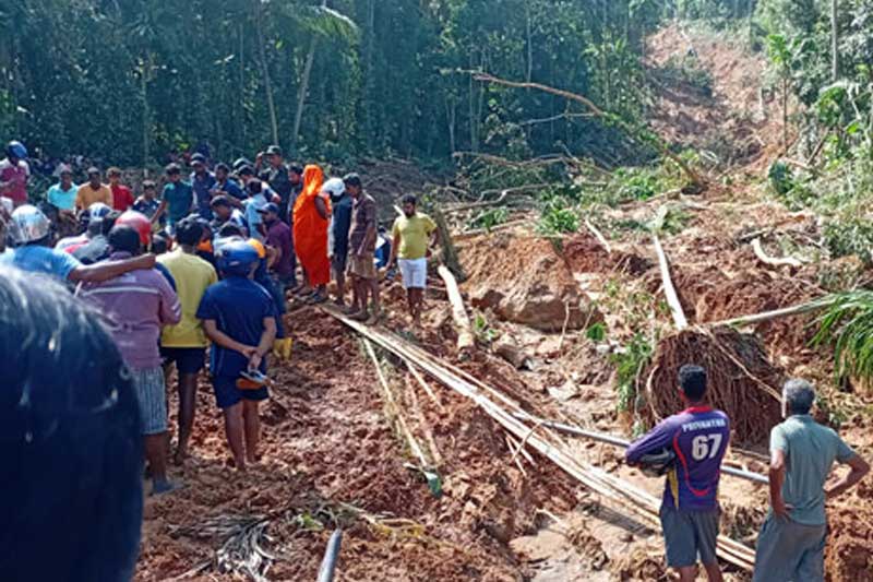 අකුරම්බොඩ එකම පවුලේ 07ක් එක තැන වැළලෙයි