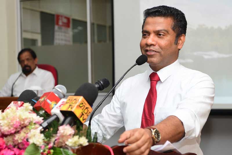 නලින්ද ජයතිස්ස මොණරෙක් මෙන් නටයි...