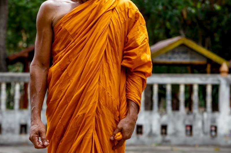 කහ පාට රෙද්දක් ඇගලා ගත් පමනින් භික්ෂුවක් වෙන්නෙ නෑ නේද ? | Chinthana Dharmadasa