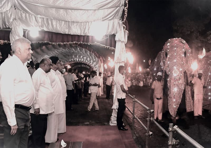 'ලංකාව බංකොලොත් වෙද්දී රනිල් ජනරජ පෙරහැර ගියා වගේ' - (ආචාර්ය මහේෂ් හපුගොඩ)