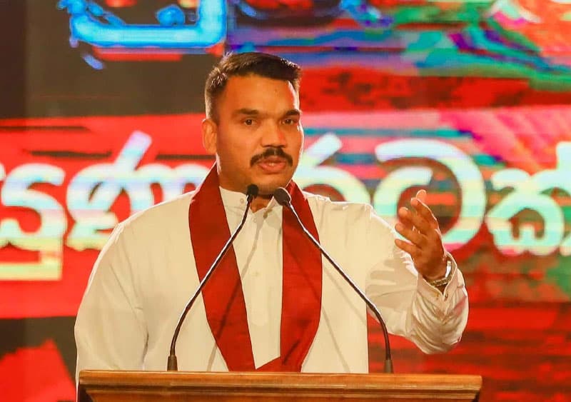 'ලක්ෂ 12ට විට්ස් දෙනවා කිව්ව ආණ්ඩුව දැන් ජනතාවට හාල් දෙන්නෙත් වාරික ක්‍රමයටයි!' - නාමල් රාජපක්ෂ