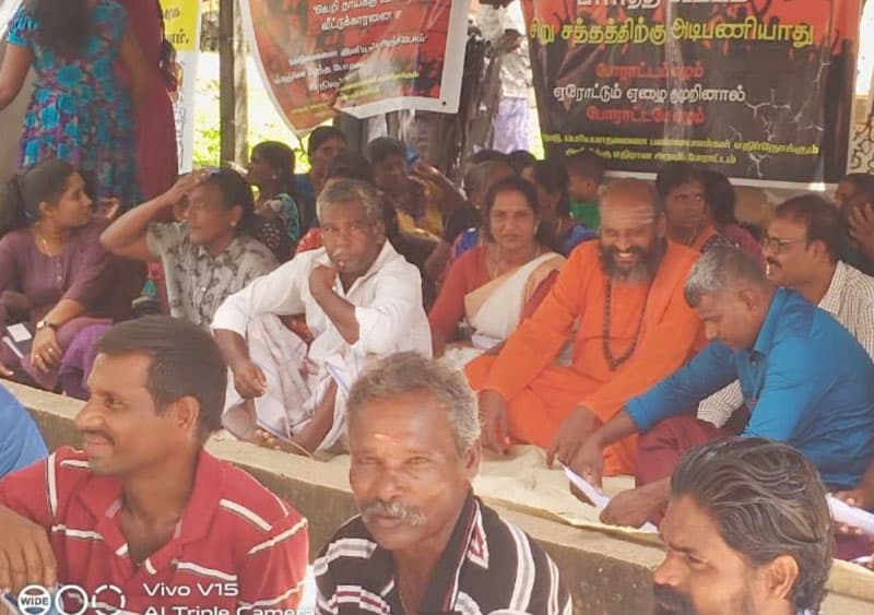උසාවි අණ මායිම් නොකර වාඩිලා සිටින ගොවීන් එළවීමට මඩකලපුවේ පෙළපාලි