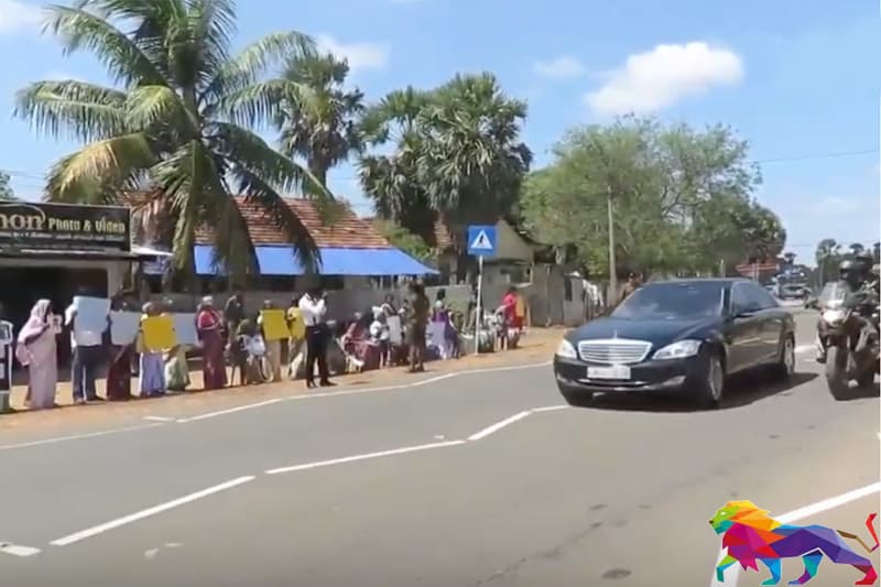 දෙමළ මව්වරුන්ගේ වීදියේ උද්ඝෝෂණ මැද ජනපති ගුවනින් යයි (VIDEO)