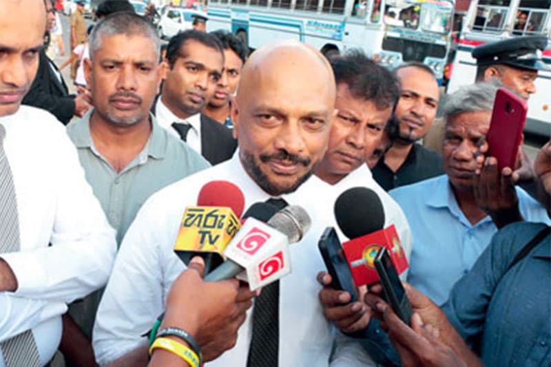 වෛද්‍ය සරත් වීරබණ්ඩාර: රෝහල් ඩිරෙක්ටර් ද? ෆිල්ම් ඩිරෙක්ටර්ද?