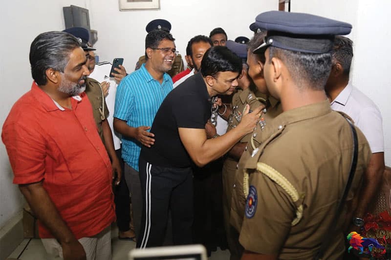 රන්ජන් දෙන ආතල් : මාංචු දාන්න හදන පොලිස් නිලධාරියට 'හග්' එකක් ! 