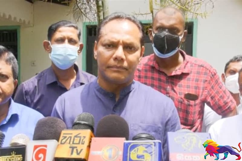 දයාසිරි, බැසිල්ට මෙහෙම ගහන්නේ කාගේ හයියක් අරගෙන ද ?    