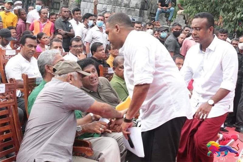 ෆොන්සේකා මැයි රැළිය වේදිකාවේදී හරින්ගේ සරම කඩන්න ගිහින් !