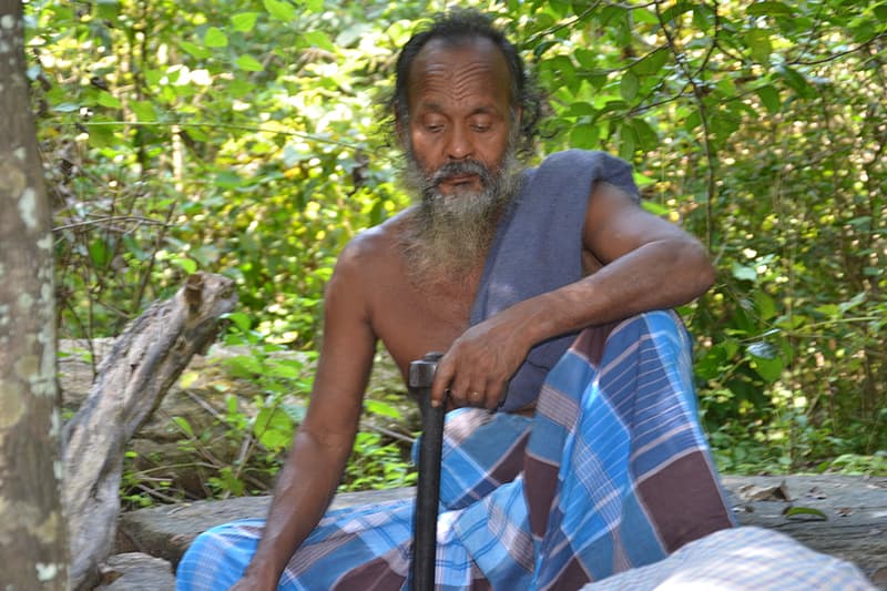මාළු අල්ලන්න ගිය ආදිවාසී නායකයා අල්ලා උසාවි දාන කැලෑ මහත්තුරු