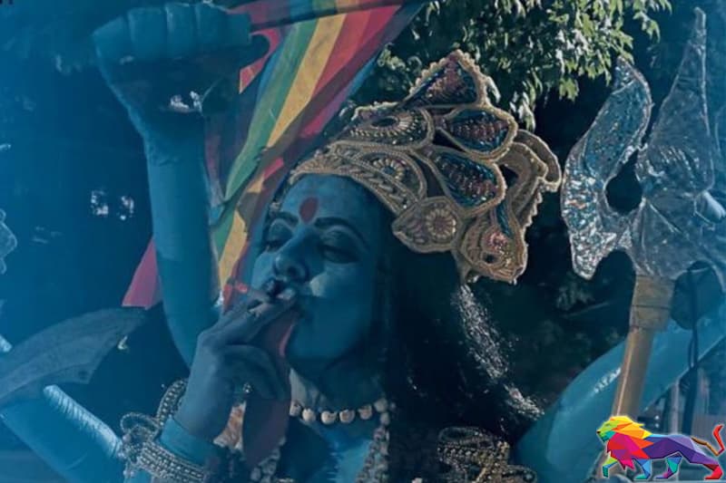 සිගරට්ටුවක් උරන කාලි හින්දූන්ගේ කෝපය අවුලයි