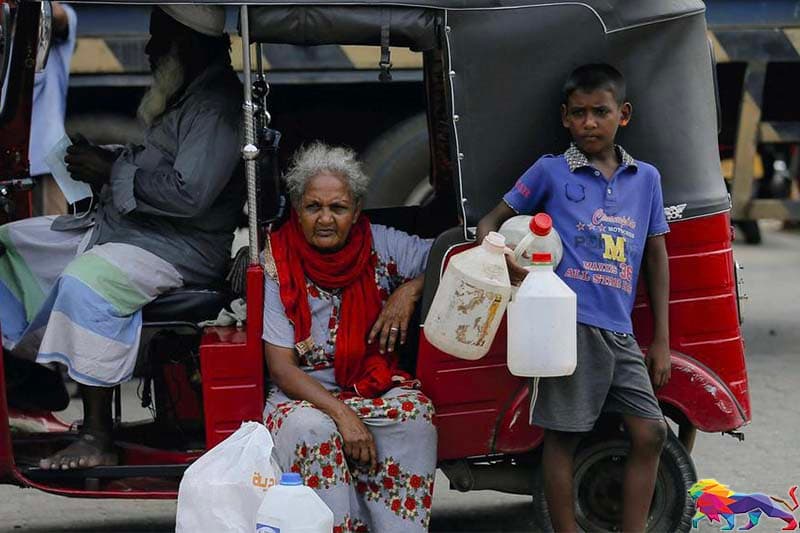 අක්කේ පොඩි මල්ලි හුස්ම ගන්නෑ කියන හෙටක්...- (චන්ද්‍රසිරි සෙනෙවිරත්න)