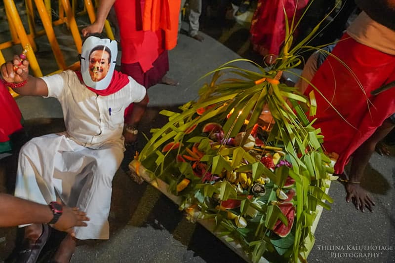 යනයකා කොරහත් බිඳ ගෙනම යන හැඩයි