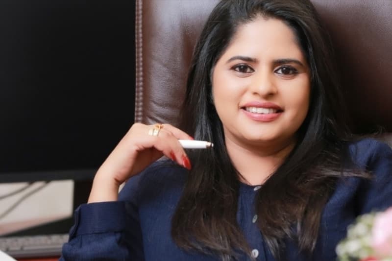 දෙවියන් ගොඩනැගූ සියල්ල ගැහැණිය විනාශකර දමනු ඇත - (මහේෂ් හපුගොඩ)