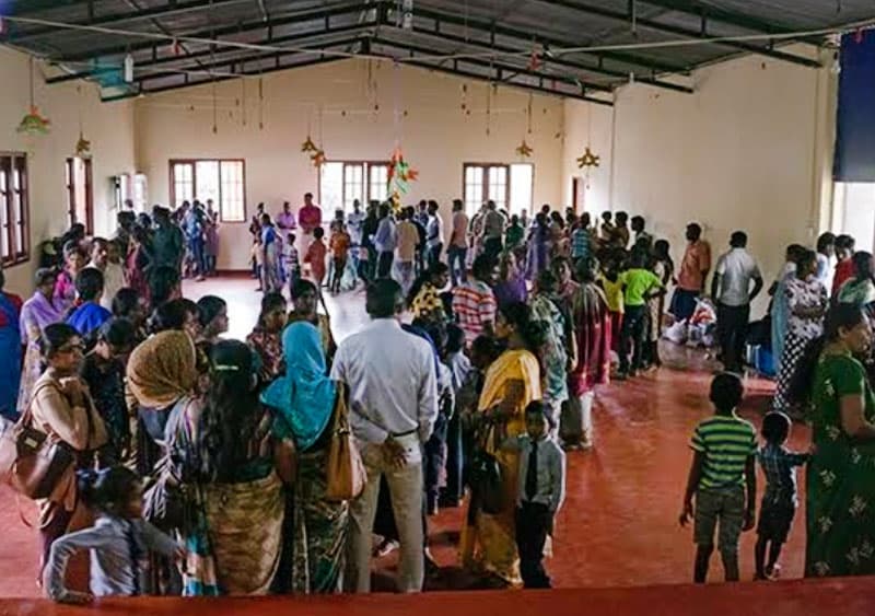 ගින්නට ගෙවල් අසුවූ වතු කම්කරුවන් පිරිසක් අවුරුදු 3ක් ප්‍රජා ශාලාවක