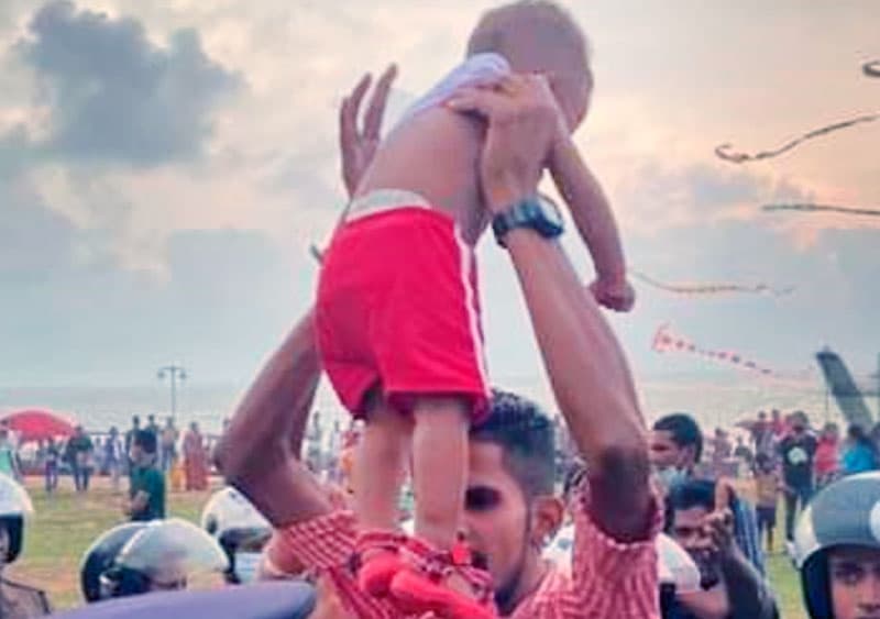 ළමයි පලිහක් විදිහට පාවිච්චි කිරීමක්!