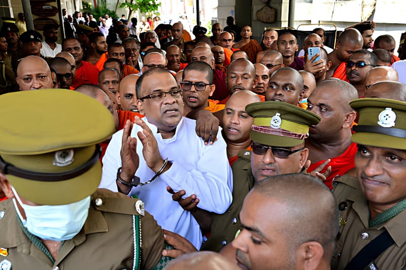 ඥානසාර හිමි සිරගතවීම: නීතියද, ආණ්ඩුවට එරෙහි දේශපාලන උගුලක්ද? | Athulasiri Samarakoon