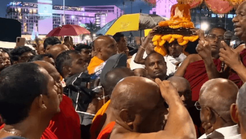 භික්ෂූන්ගේ නම් ඇතුළත් කර ඉවත් කිරීමෙන් අධිකරණය නොමඟ යැවූ බවට එජාපයෙන් චෝදනාවක්