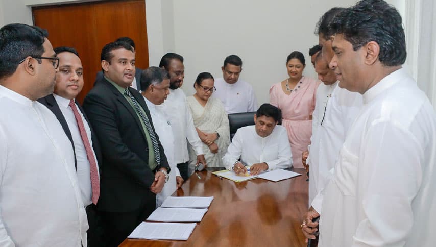 කතානායකට එරෙහි විශ්වාසභංගයට අත්සන් තැබේ