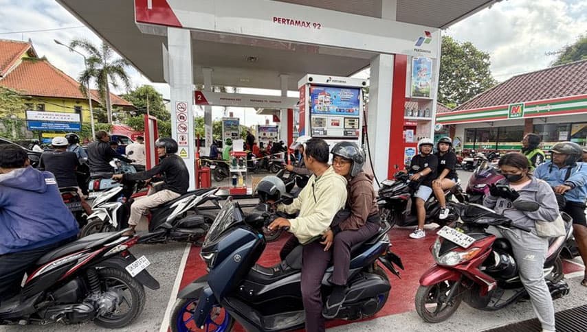 බාලි ඉන්ධන පෝලිම් ලිහිල් කිරීමට හමුදාව පොම්ප ක්‍රියාකරවයි