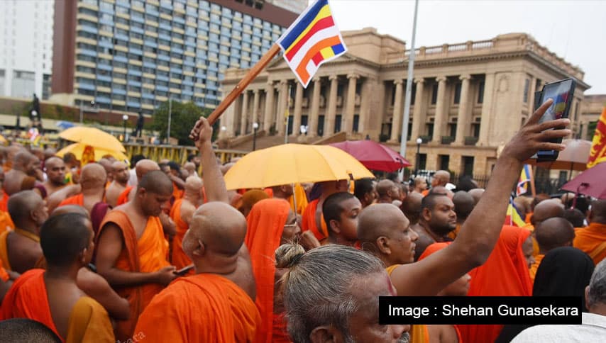 ශාසනය සහ ජන බලය: පැරණි බලයේ අවතාර සහ ආණ්ඩුව මුහුණ දෙන දේශපාලන උගුල