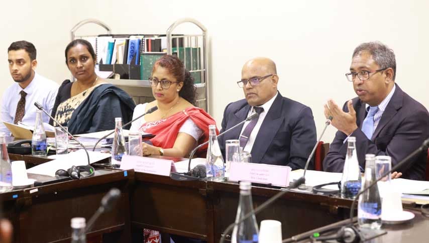 වරාය නගරයේ අනුමැති ගැන පාර්ලිමේන්තු කාරක සභාවෙන් ප්‍රශ්න