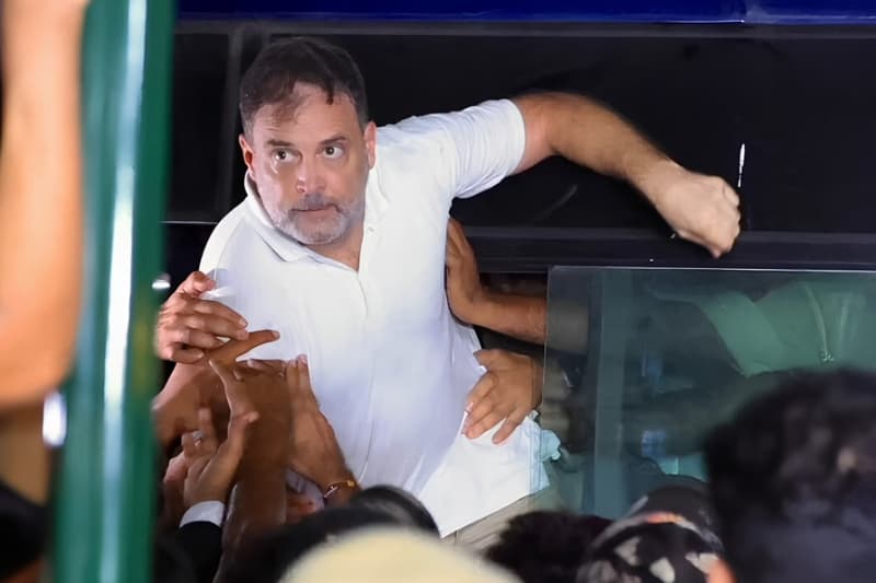 දිල්ලියේ දැඩි නොසන්සුන්තාවක්: රාහුල් ඇතුළු විපක්ෂ මන්ත්‍රීවරු අත්අඩංගුවට
