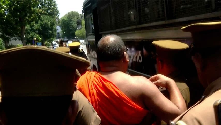 බන්ධනාගාරගත හිමිවරුන්ගේ සිවුරු ප්‍රශ්නයට බෞද්ධ කොමසාරිස්ගේ අනුමැතිය පතයි
