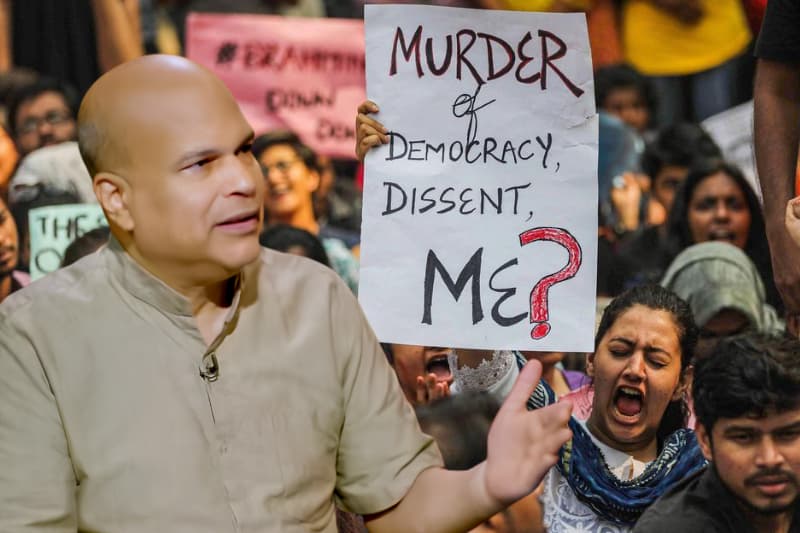 ලෝක තරුණ නැගිටීම් හමුවේ ප්‍රජාතන්ත්‍රවාදී ව්‍යුහයන් මුහුණදෙන අර්බුදය