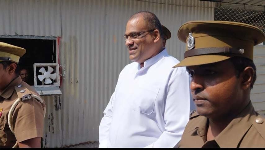 ඥානසාර හිමියන් ජම්පරයෙන් වැලිකඩ අයි වාට්ටුවේ