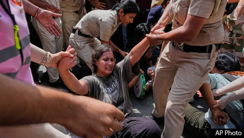 ඉන්දීය මැතිවරණ ප්‍රධානියා එළවන්න ‘කැරපොතු’ ව්‍යාපාරයෙන් දැවැන්ත විරෝධතා