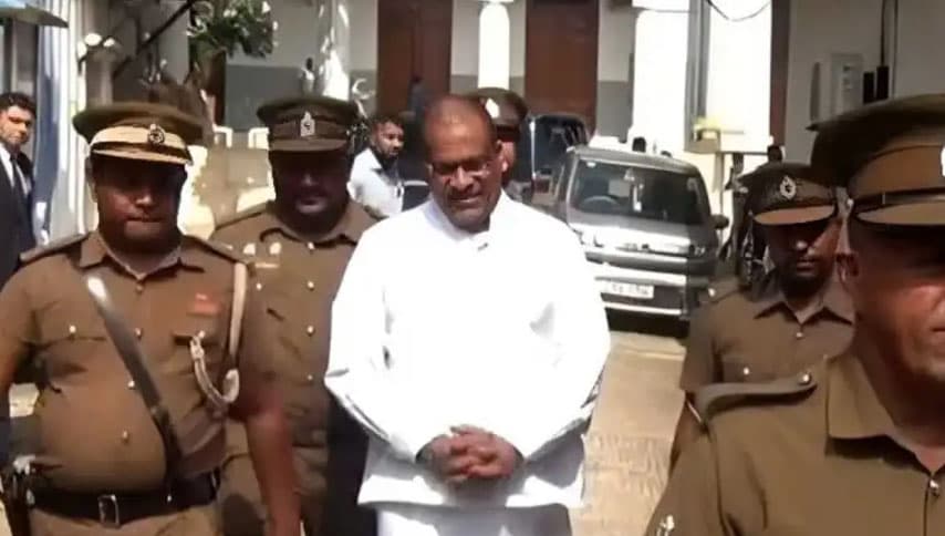 ඥානසාර හිමි ගිහි ඇඳුමින් අධිකරණයට: බුකිය කැළඹෙයි