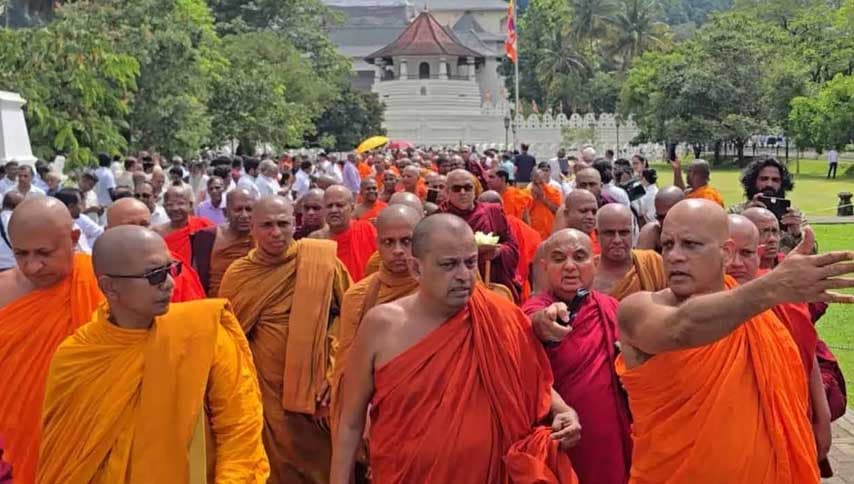 ඥානසාර හිමි නිදහස් කරගැනීමේ පාගමනක් මහනුවරින් කොළඹට