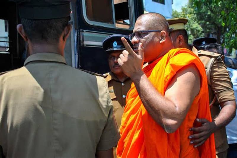 අත්අඩංගුවට ගත් ඥානසාර හිමි කොළඹ අපරාධ කොට්ඨාශයට