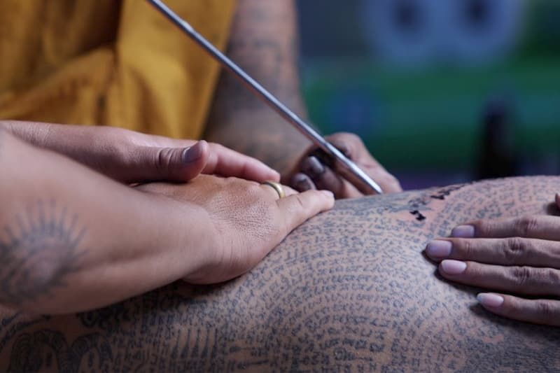 තායි භික්ෂූන් විසින් කොටනු ලබන පූජනීය පච්චා (වීඩියෝ)