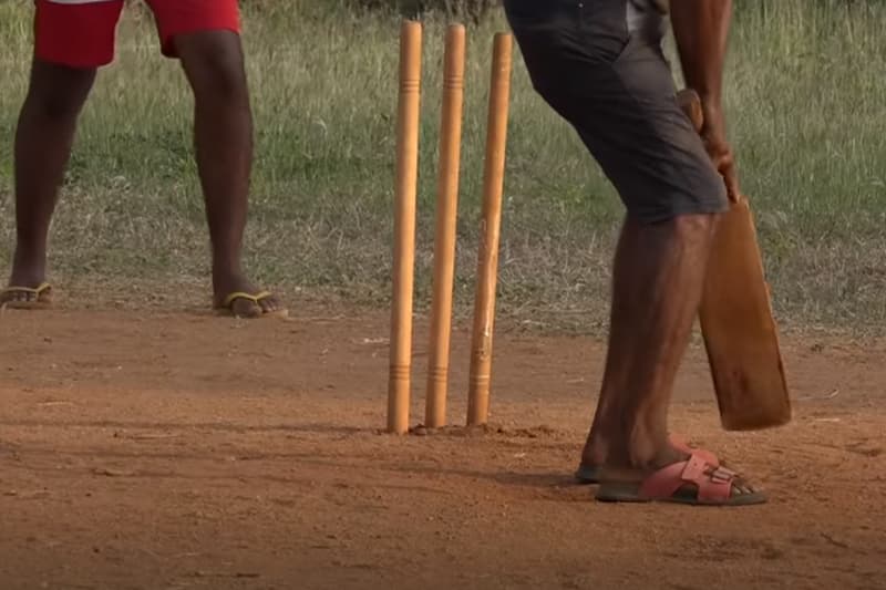 ක්රිකට්: 'වැලිඔය දරුවෝ ලෙදර් බෝලයක්, බැට් එකක් දැකලා නැහැ'