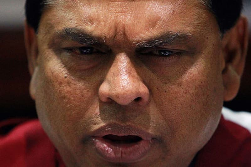 බැසිල් බරපතළ අවුලක : වත්ත වටේටම පණිවිඩ පිට පණිවිඩ !