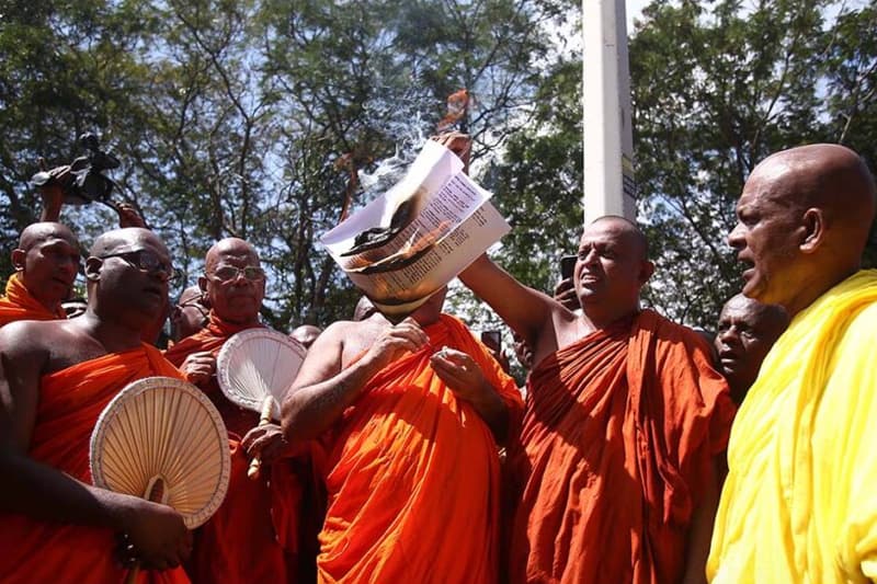 13, රතු කබාය සහ සිවුර - (ජයසිරි අලවත්ත)