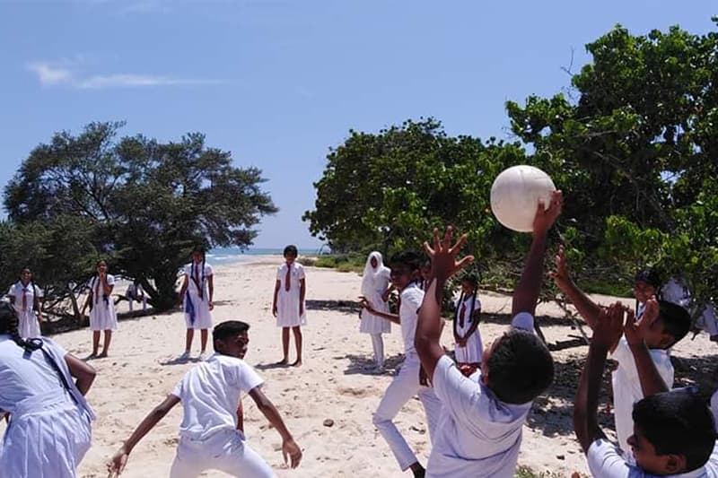 බඩගිනි දරුවන් අතරේ නිදහස් අධ්යාපනය සොයා ගියෙමි - (ෂබීර් මොහොමඩ්)