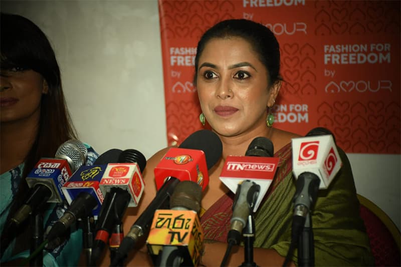 කළු ලෝගුවෙන් විලාසිතාවට බසින අපේ නීතිඥවරියන්