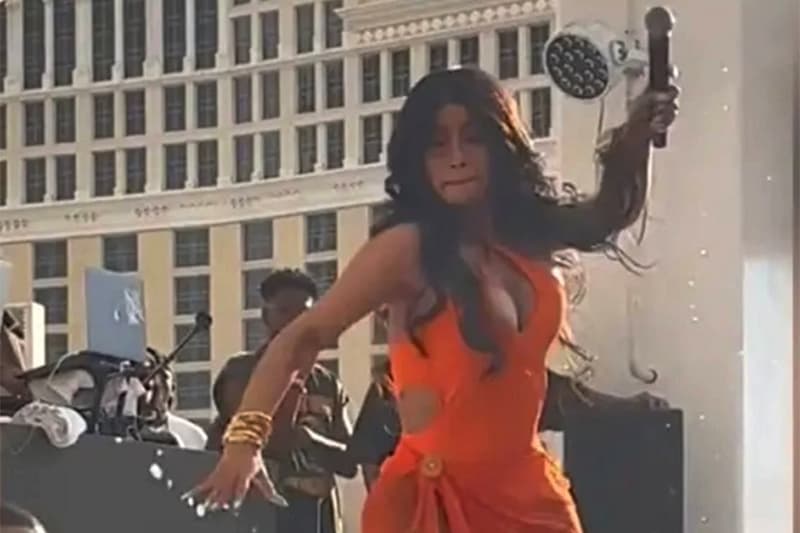බීම ප්රහාරයක් එල්ල කළ ප්රේක්ෂකයාට, Cardi B මයික් එකෙන් දමා ගසයි