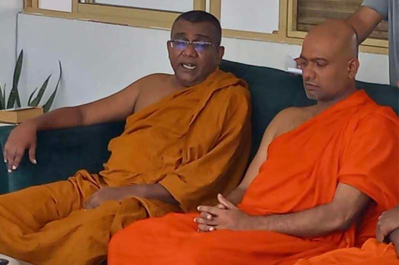 උපුල් කුමරප්පෙරුම කොඩි ගහ යටදි සසුන්ගත වෙයි!